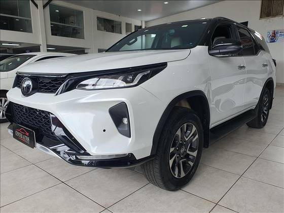 TOYOTA HILUX SW4 2.8 D-4D TURBO DIESEL DIAMOND 7L 4X4 AUTOMÁTICO TOYOTA HILUX SW4 2.8 D-4D TURBO DIESEL DIAMOND 7L 4X4 AUTOMÁTICO